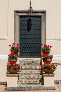 Villa Lanten yläkirjaston ovi kukkineen